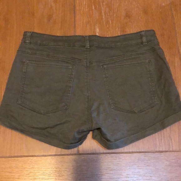 Shorts - Picture 3 of 3